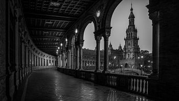 Noir et blanc : Esplanade surplombant la tour de la Plaza Espana à Séville