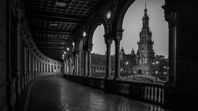 Schwarz und weiß: Esplanade mit Blick auf den Turm der Plaza Espana in Sevilla von Rene Siebring