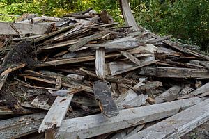 Holzbalken und Bretter auf der Baustelle nach dem Abriss eines Gebäudes