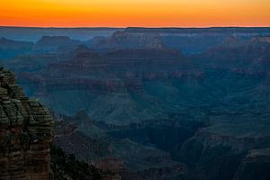 Die Nacht bricht über den Grand Canyon