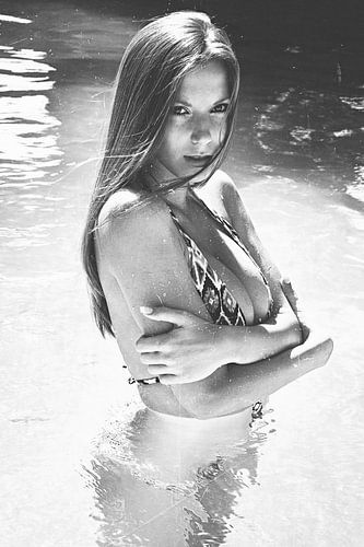 Vrouw in bikini staand in water. Foto in vintage retro look