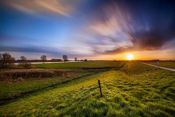 Sonnenaufgang über der Maas bei Den Bosch, Niederlande von Marcel Bakker