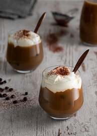 Eiskaffee mit Schlagsahne und Kakao von Leon Brouwer