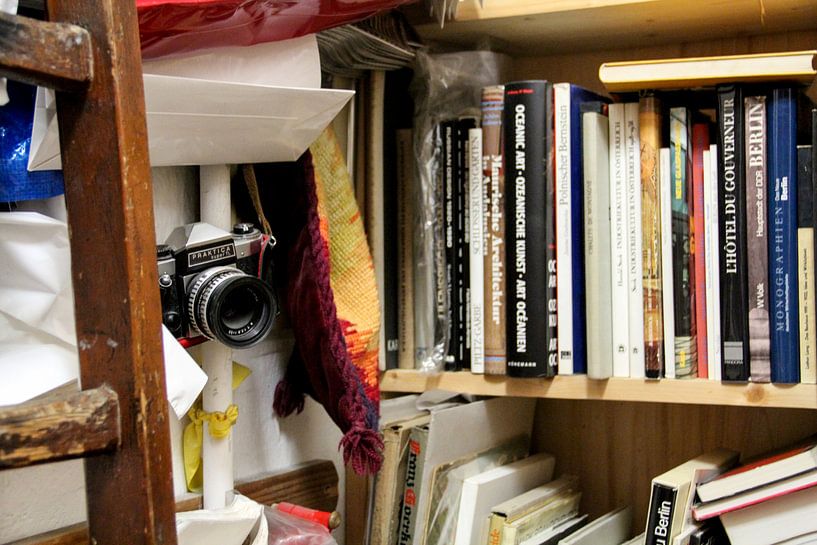 Oude boekenkast met camera von Erik Koks
