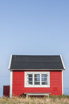 Rood strandhuisje Æro Denemarken van Sander Groenendijk