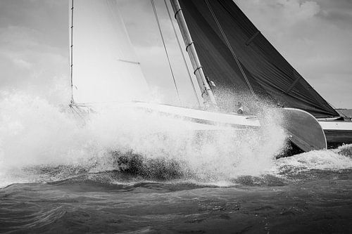 Skutsje dendert door een golf van ThomasVaer | Tom Coehoorn