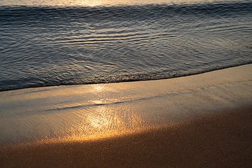 L'eau de mer rencontre le sable brun doré 1