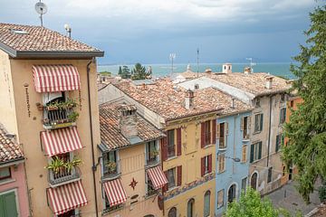 Uitzicht over de oude stad van Desenzano naar het Gardameer van t.ART