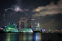Die Skyline von Singapur bei Donner und Blitz