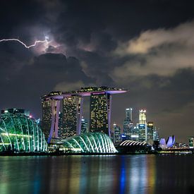 De skyline van Singapore tijdens onweer en bliksem van Jesper Boot