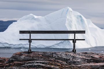 Romantisch bankje voor ijsschots in Groenland van Martijn Smeets