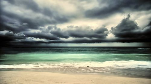 Tropisch strand onder stormwolken