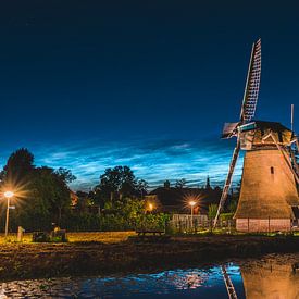 Zemelmolen met lichtende nachtwolken, Lisse (landscape) van Dave Adriaanse