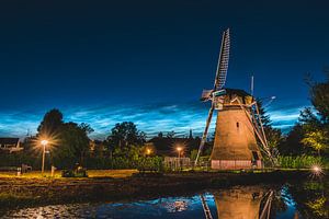 Zemel molen in Lisse onder lichtende nachtwolken