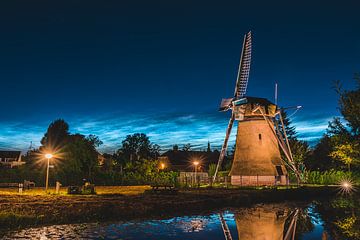 Zemel molen in Lisse onder lichtende nachtwolken van Dave Adriaanse