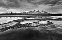Landschap met halfbevroren meer en bergen in zwart wit van Chris Stenger thumbnail