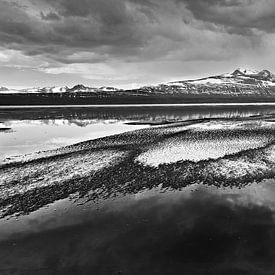 Landschap met halfbevroren meer en bergen in zwart wit van Chris Stenger