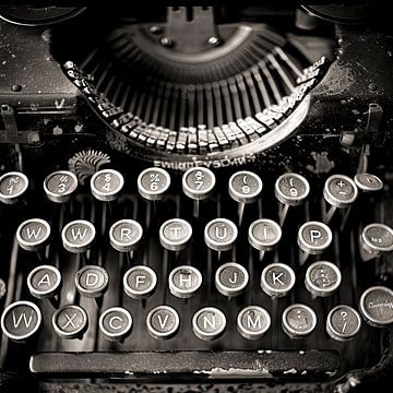 Zwart wit foto close-up oude typemachine van Vlindertuin-Art