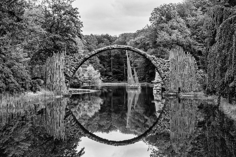 Uitzicht op de Rakotzbrücke in het Kromlauer Park van Andreas Völkel