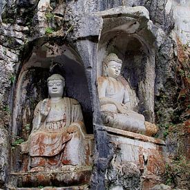 Boeddha's in rotswand van Inge Hogenbijl