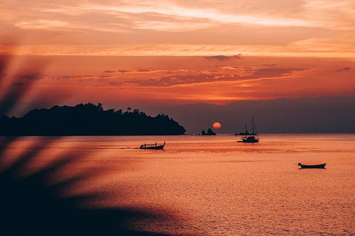 Segelboote in Thailand bei Sonnenuntergang auf dem Meer