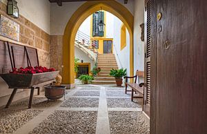Typisch mediterraner Innenhof im Stadtzentrum von Palma de Mallorca