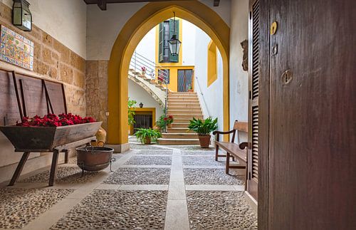 Typische mediterrane patio binnenplaats in Palma de Mallorca centrum