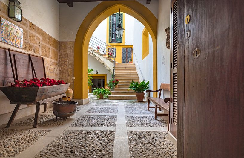 Typisch mediterraner Innenhof im Stadtzentrum von Palma de Mallorca von Alex Winter