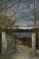 Houten poort op een wandelweg