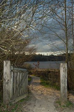 Houten poort op een wandelweg van Tom Van den Bossche