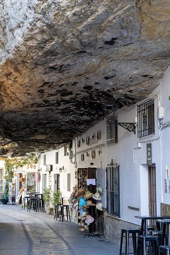 witte huizen die zich rond en in de berg nestelen. Setenil de las Bodegas, Cádiz, Andalusië, Spanje