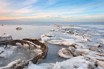 Waddenzee in winter bevroren van Peter Bolman