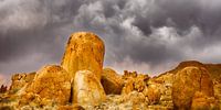 Oranje gekleurde graniet rotsen in Namibië van Chris Stenger thumbnail
