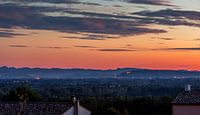 Uitzicht over de Provence bij zonsondergang in Frankrijk van Jacques Jullens thumbnail