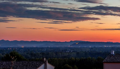 Uitzicht over de Provence bij zonsondergang in Frankrijk
