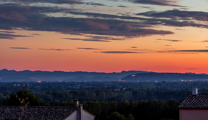 Uitzicht over de Provence bij zonsondergang in Frankrijk van Jacques Jullens