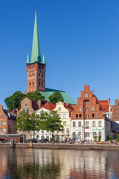 Huizen met de St. Peter's kerk aan de Obertrave , Lübeck van Torsten Krüger