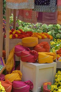 Bunte Stoffe und Turbane - Sunflower Surprise Ausstellung