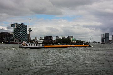 Binnenvaartschip onderweg voor Rotterdam van scheepskijkerhavenfotografie