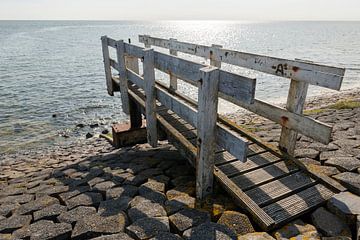 Watersluisje met bedieningssteiger op het eiland Vlieland van Tonko Oosterink