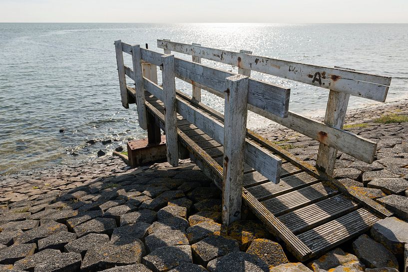 Watersluisje met bedieningssteiger op het eiland Vlieland van Tonko Oosterink