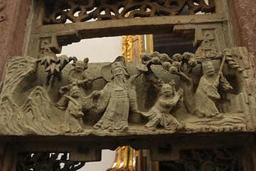 Bas-reliëf met beelden van een gelukkige familie in Wat Pho, Bangkok, Thailand. van kall3bu