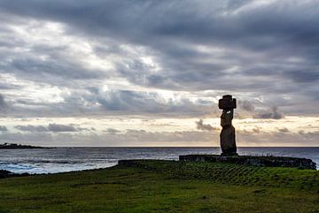 Coucher de soleil sur les statues de l'île de Pâques (Ahu Tahai) avec l'océan Pacifique et les nuage sur WorldWidePhotoWeb