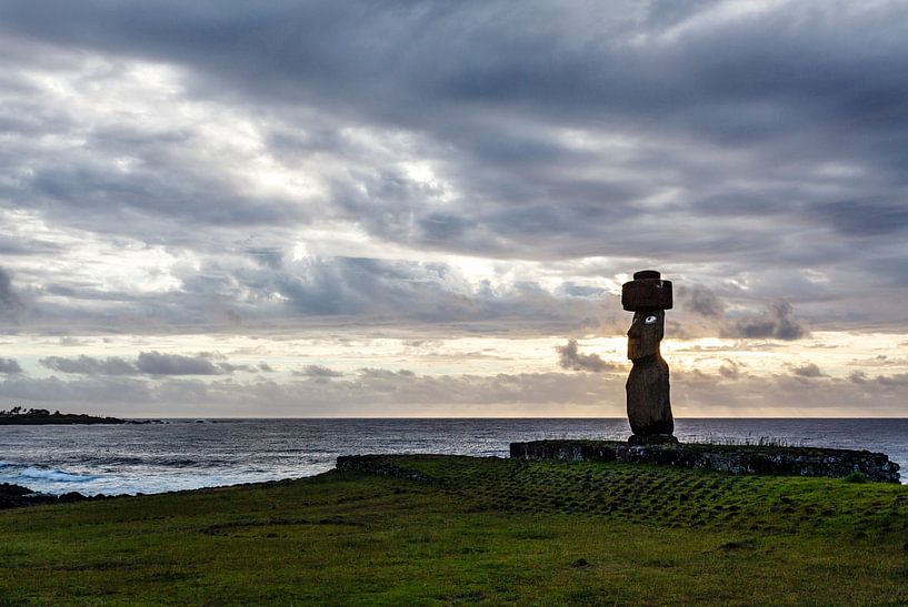 Coucher de soleil sur les statues de l'île de Pâques (Ahu Tahai) avec l'océan Pacifique et les nuage par WorldWidePhotoWeb