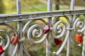 Des cadenas d'amour sur un vieux pont sur Dieter Stahl