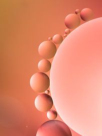 Oliedruppels op water, oranje van Femke Straten