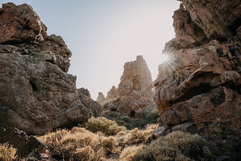 Le soleil brille à travers les rochers dans le parc national El Teide à Ténérife par Yvette Baur