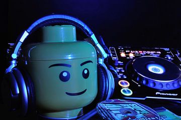 DJ LEGO spinning