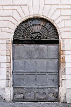 Grijze deur in Rome | Italië | Architectuur | Reisfotografie van Mirjam Broekhof