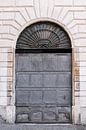 Grijze deur in Rome | Italië | Architectuur | Reisfotografie van Mirjam Broekhof thumbnail
